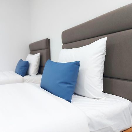Airobedz Makati - A Value Hotel Manila Bagian luar foto