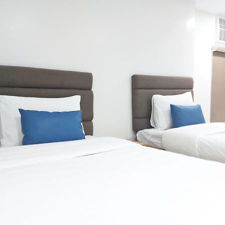 Airobedz Makati - A Value Hotel Manila Bagian luar foto