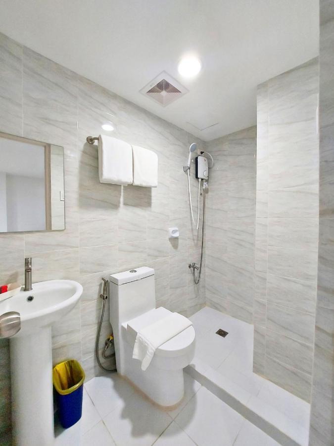 Airobedz Makati - A Value Hotel Manila Bagian luar foto