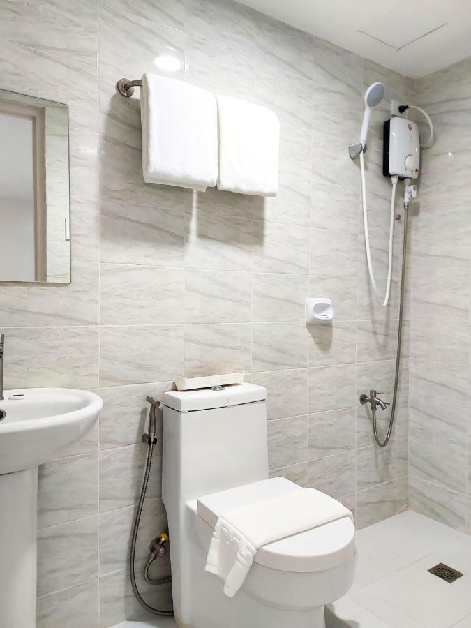 Airobedz Makati - A Value Hotel Manila Bagian luar foto