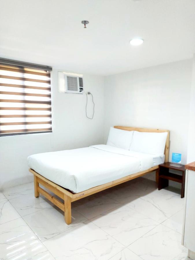 Airobedz Makati - A Value Hotel Manila Bagian luar foto