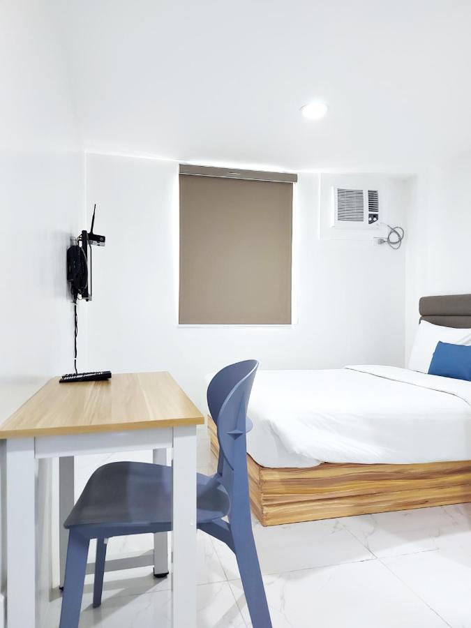 Airobedz Makati - A Value Hotel Manila Bagian luar foto