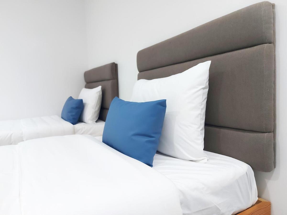 Airobedz Makati - A Value Hotel Manila Bagian luar foto