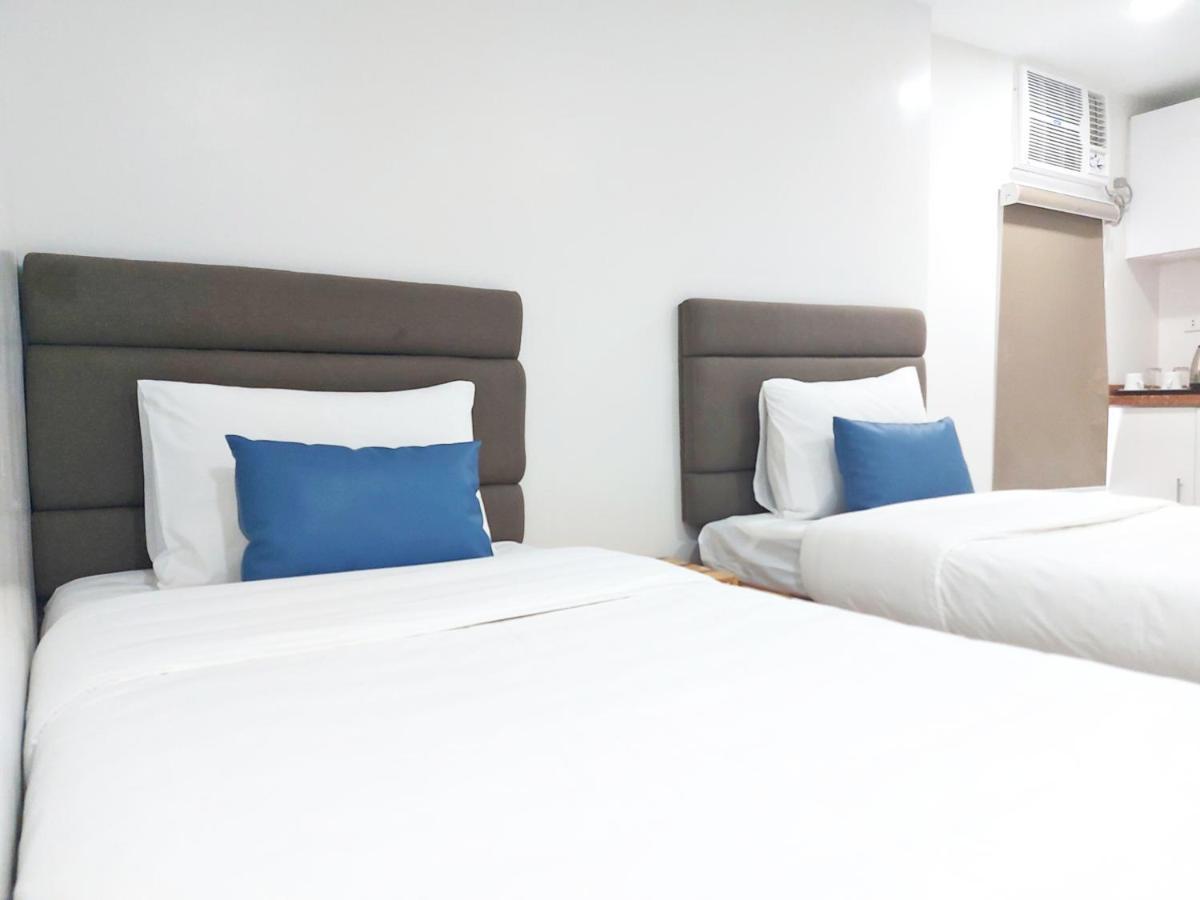 Airobedz Makati - A Value Hotel Manila Bagian luar foto