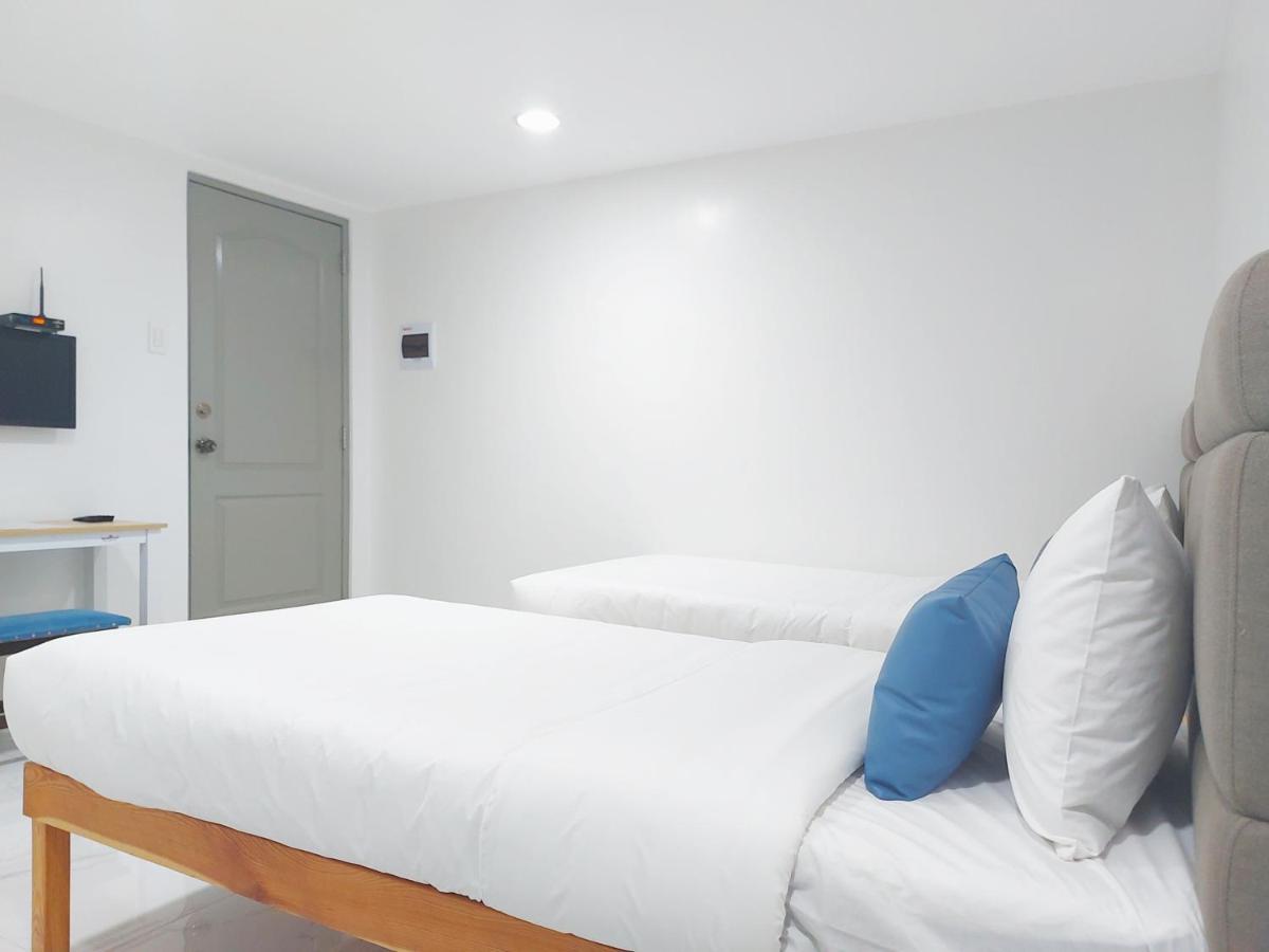 Airobedz Makati - A Value Hotel Manila Bagian luar foto